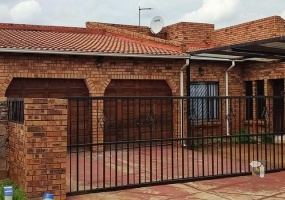 Vosloorus house for sale, 4 bedroom house Vosloorus, Vosloorus property, family home Vosloorus, house with study Vosloorus, Vosloorus double garage, Vosloorus load shedding generator
