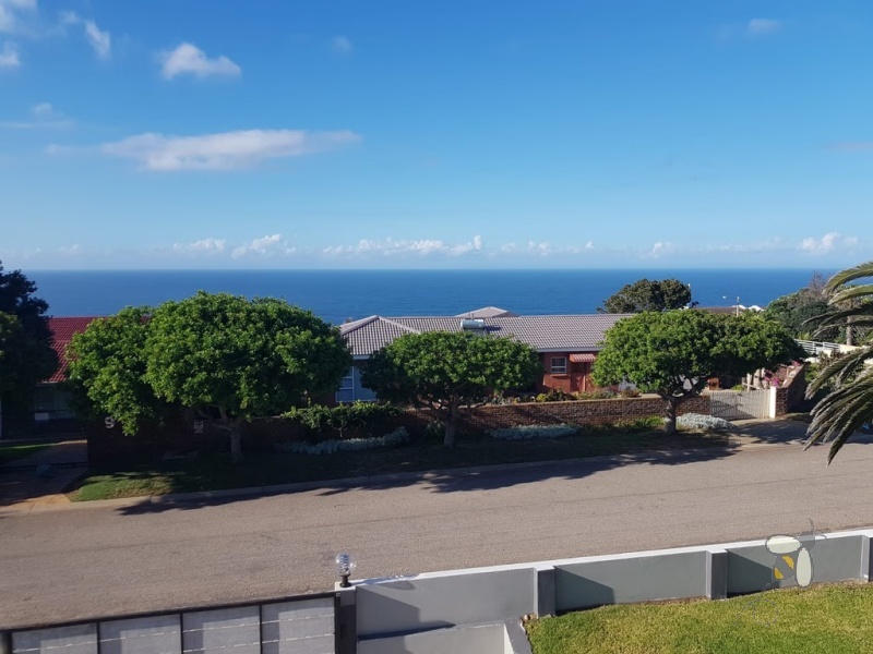 Mossel Bay holiday home for rent, Linkside self-catering, 4 bedroom house Mossel Bay, holiday accommodation sleeps 8, December rental Mossel Bay, close to golf course, group holiday home.