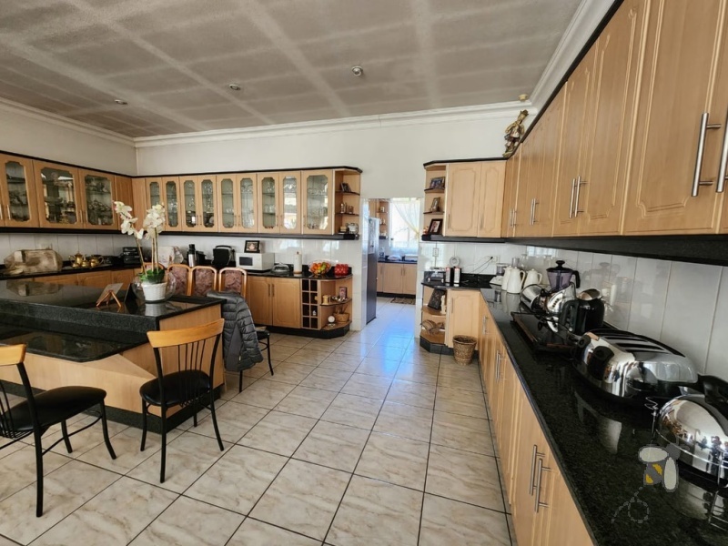 Home for sale Dalpark Proper, Brakpan family house, immaculate residence with pool, double volume lounge, house with en-suite and braai, Dalpark Proper property for sale.