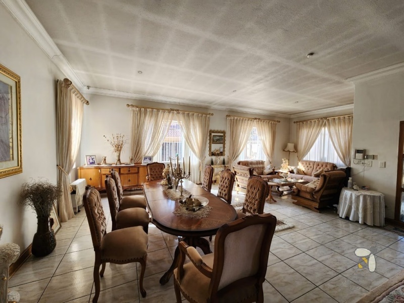 Home for sale Dalpark Proper, Brakpan family house, immaculate residence with pool, double volume lounge, house with en-suite and braai, Dalpark Proper property for sale.