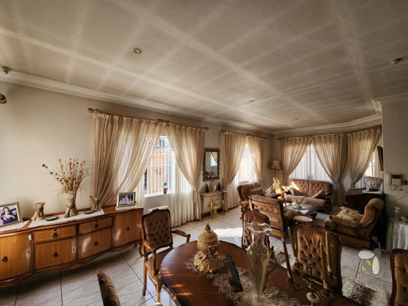 Home for sale Dalpark Proper, Brakpan family house, immaculate residence with pool, double volume lounge, house with en-suite and braai, Dalpark Proper property for sale.