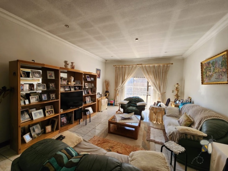 Home for sale Dalpark Proper, Brakpan family house, immaculate residence with pool, double volume lounge, house with en-suite and braai, Dalpark Proper property for sale.