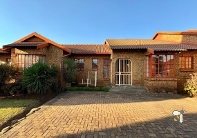 4 bedroom house for sale Dersley, Springs family home, house with sunroom and study, spacious yard property Springs, modern kitchen Dersley, house with multiple living areas.