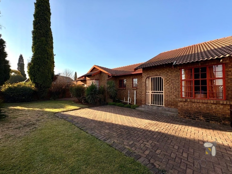 4 bedroom house for sale Dersley, Springs family home, house with sunroom and study, spacious yard property Springs, modern kitchen Dersley, house with multiple living areas.