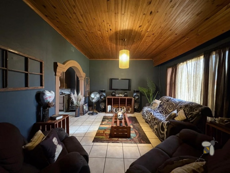 3 bedroom house for sale Brenthurst, Brakpan home with flatlet, log cabin on property, house with lapa and pool, open plan living home Brenthurst, single garage and carport house.