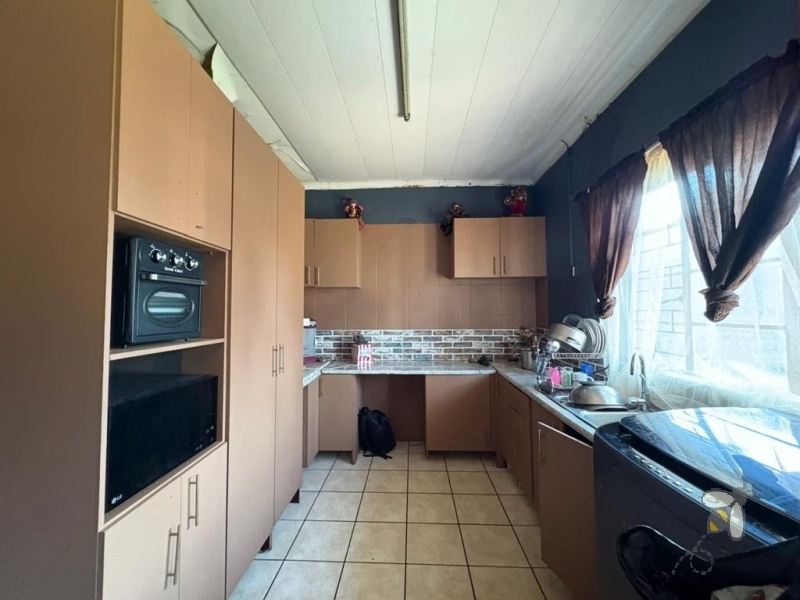 3 bedroom house for sale Brenthurst, Brakpan home with flatlet, log cabin on property, house with lapa and pool, open plan living home Brenthurst, single garage and carport house.