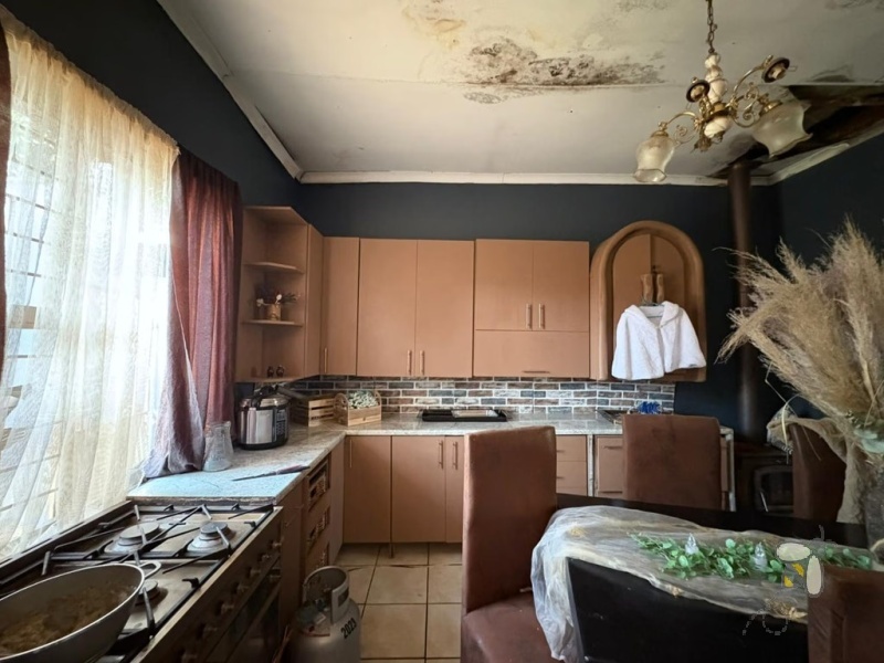 3 bedroom house for sale Brenthurst, Brakpan home with flatlet, log cabin on property, house with lapa and pool, open plan living home Brenthurst, single garage and carport house.