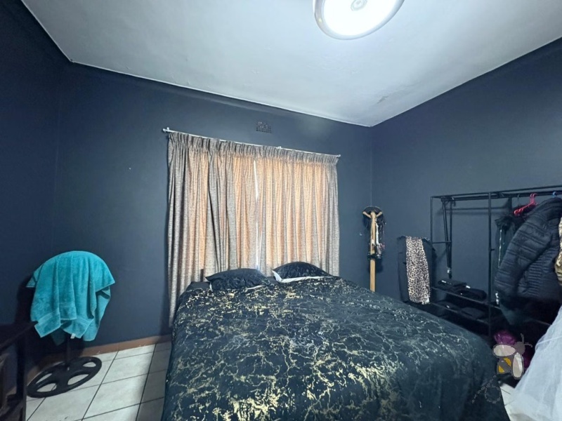3 bedroom house for sale Brenthurst, Brakpan home with flatlet, log cabin on property, house with lapa and pool, open plan living home Brenthurst, single garage and carport house.