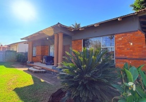 3 bedroom house for sale Brenthurst, Brakpan home with flatlet, log cabin on property, house with lapa and pool, open plan living home Brenthurst, single garage and carport house.