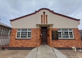 Commercial property for sale Standerton, medical suite Standerton Central, professional office building, property with backup power and water, fully equipped commercial property.