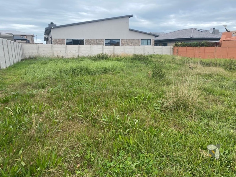 Vacant land for sale Reebok, 500m2 level stand, north facing plot Garden Route, property with mountain views, land for holiday home.