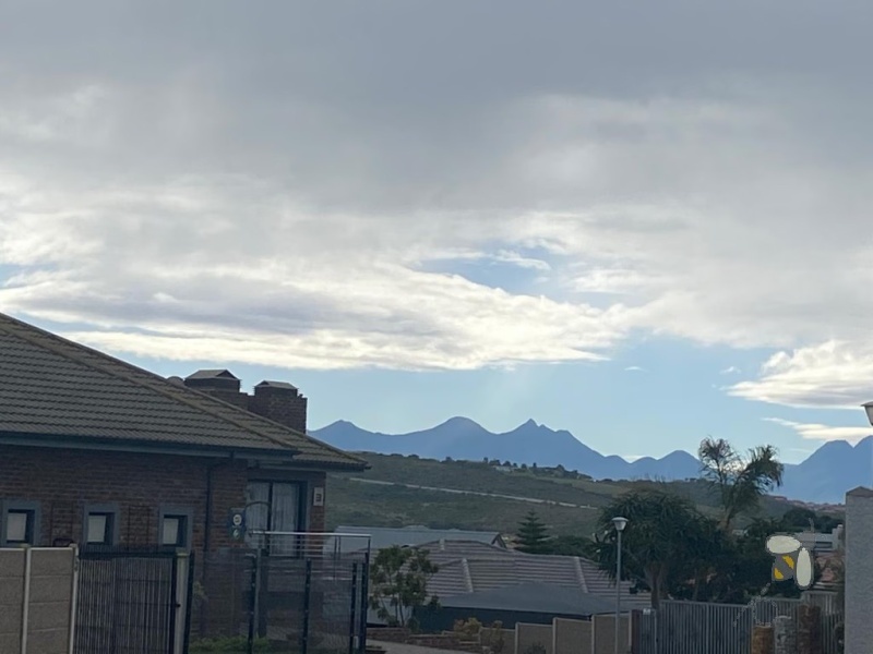 Vacant land for sale Reebok, 500m2 level stand, north facing plot Garden Route, property with mountain views, land for holiday home.
