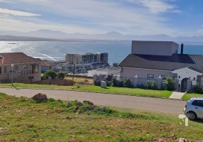 Vacant land for sale De Bakke, 667m2 stand with building plans, property with beautiful views, build your dream home Mossel Bay, prime residential plot.