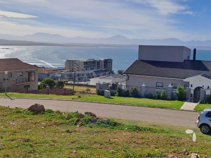 Vacant land for sale De Bakke, 667m2 stand with building plans, property with beautiful views, build your dream home Mossel Bay, prime residential plot.