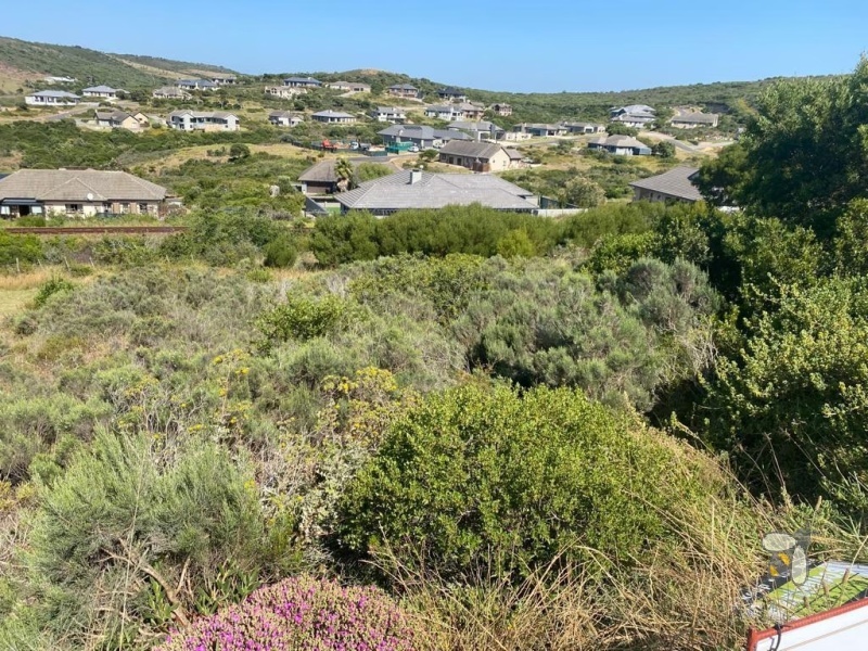 Vacant stand for sale Seemeeu Park, 631m2 sloping plot, land with panoramic mountain view, upmarket area Mossel Bay, investment property with wildlife.