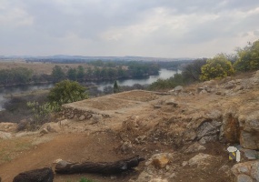 River-view stand for sale Vaaloewer, 630m2 plot with house plan, ready-to-build land Vaal River, plot with water connection and septic tank, secure riverside lifestyle.