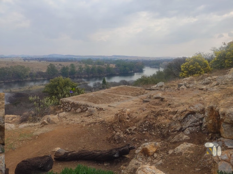 River-view stand for sale Vaaloewer, 630m2 plot with house plan, ready-to-build land Vaal River, plot with water connection and septic tank, secure riverside lifestyle.