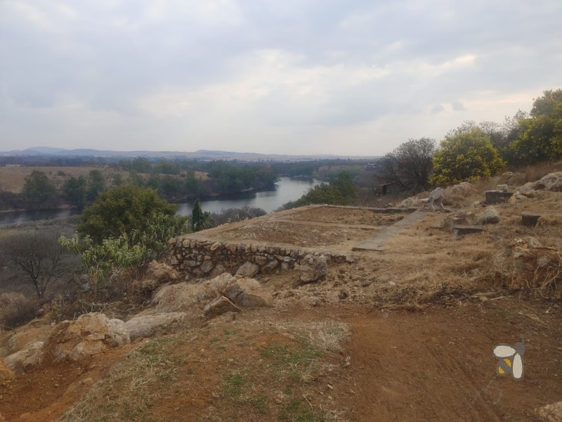 River-view stand for sale Vaaloewer, 630m2 plot with house plan, ready-to-build land Vaal River, plot with water connection and septic tank, secure riverside lifestyle.