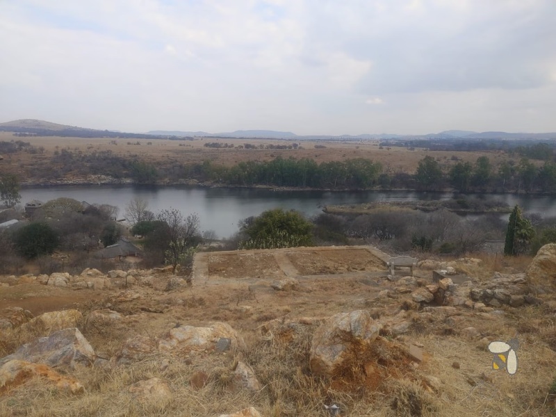 River-view stand for sale Vaaloewer, 630m2 plot with house plan, ready-to-build land Vaal River, plot with water connection and septic tank, secure riverside lifestyle.