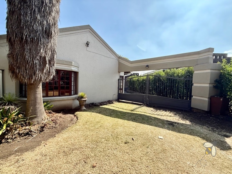 Fully furnished rental Secunda Green Area, 5 bedroom house with flat to let, corporate rental Secunda, house with backup power and cleaning included, large family home for rent.