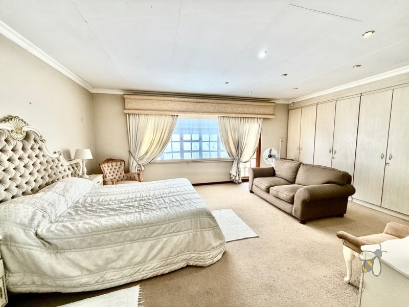 Fully furnished rental Secunda Green Area, 5 bedroom house with flat to let, corporate rental Secunda, house with backup power and cleaning included, large family home for rent.