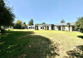 5 bedroom house to let Secunda Central, luxury family home for rent, guesthouse potential property rental, house with pool and entertainment area, large secure home Secunda.