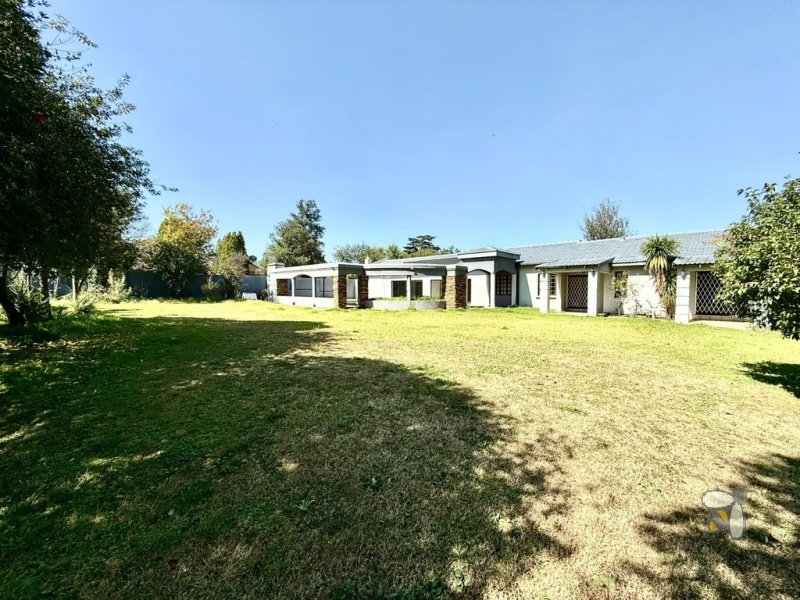 5 bedroom house to let Secunda Central, luxury family home for rent, guesthouse potential property rental, house with pool and entertainment area, large secure home Secunda.