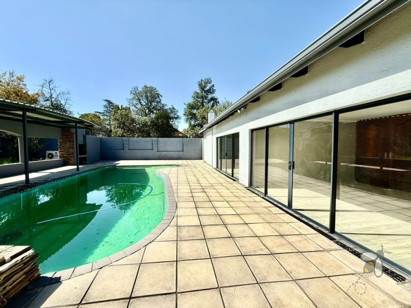 5 bedroom house to let Secunda Central, luxury family home for rent, guesthouse potential property rental, house with pool and entertainment area, large secure home Secunda.