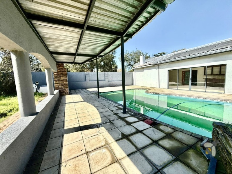 5 bedroom house to let Secunda Central, luxury family home for rent, guesthouse potential property rental, house with pool and entertainment area, large secure home Secunda.