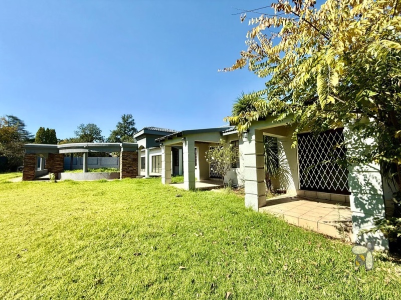 5 bedroom house to let Secunda Central, luxury family home for rent, guesthouse potential property rental, house with pool and entertainment area, large secure home Secunda.