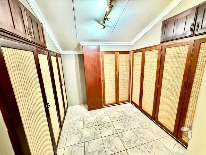 5 bedroom house to let Secunda Central, luxury family home for rent, guesthouse potential property rental, house with pool and entertainment area, large secure home Secunda.