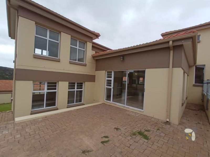 House to rent Island View Mossel Bay, 3 bedroom pet friendly rental, long-term rental Mossel Bay, rental with indoor braai and double garage, available November 2025.