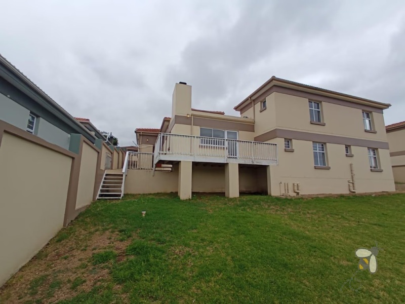 House to rent Island View Mossel Bay, 3 bedroom pet friendly rental, long-term rental Mossel Bay, rental with indoor braai and double garage, available November 2025.