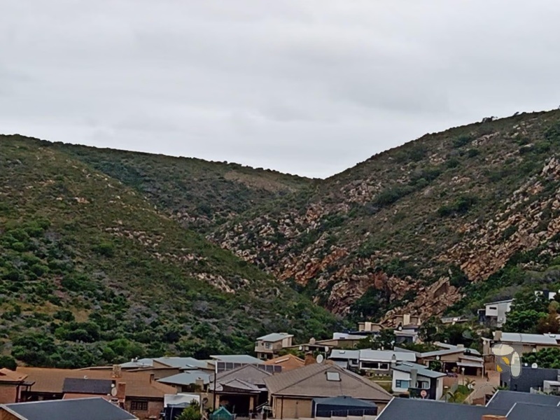 House to rent Island View Mossel Bay, 3 bedroom pet friendly rental, long-term rental Mossel Bay, rental with indoor braai and double garage, available November 2025.