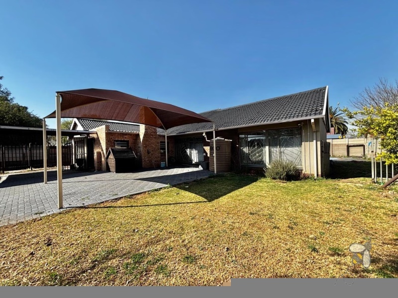 3 bedroom house with flat to rent Secunda, family home with pool for rent, rental with bachelor flat and carports, property with JoJo tank and braai, spacious rental home.