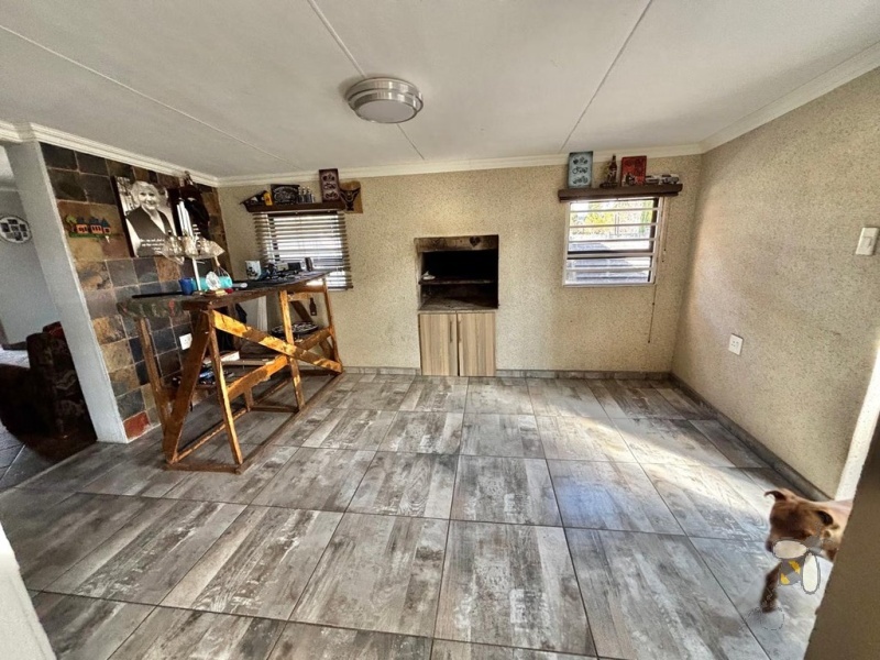 3 bedroom house with flat to rent Secunda, family home with pool for rent, rental with bachelor flat and carports, property with JoJo tank and braai, spacious rental home.