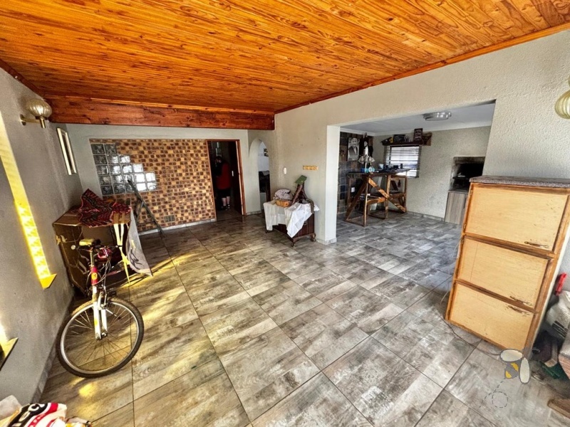 3 bedroom house with flat to rent Secunda, family home with pool for rent, rental with bachelor flat and carports, property with JoJo tank and braai, spacious rental home.