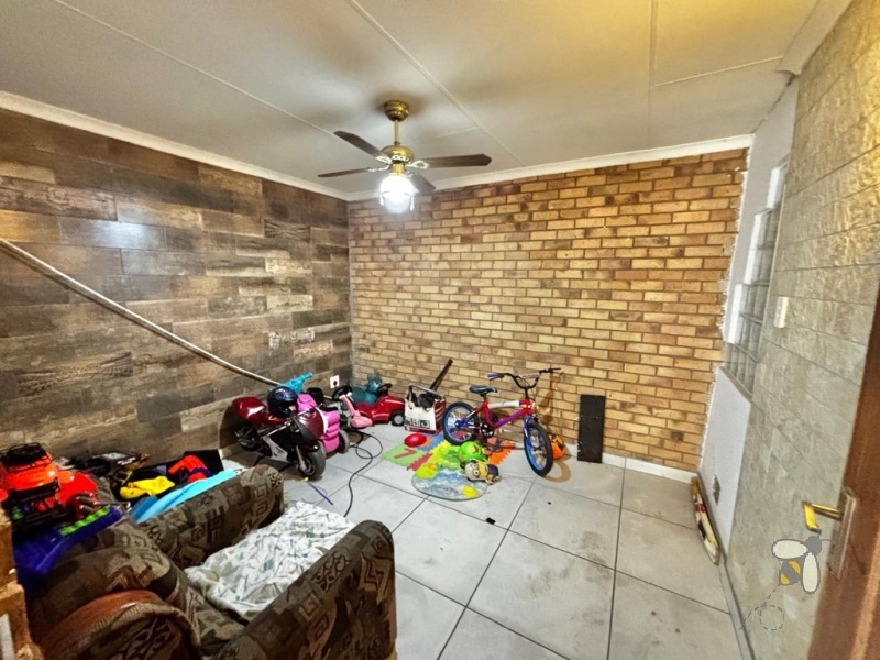 3 bedroom house with flat to rent Secunda, family home with pool for rent, rental with bachelor flat and carports, property with JoJo tank and braai, spacious rental home.