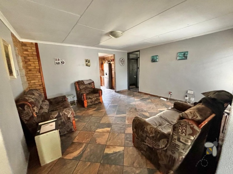 3 bedroom house with flat to rent Secunda, family home with pool for rent, rental with bachelor flat and carports, property with JoJo tank and braai, spacious rental home.