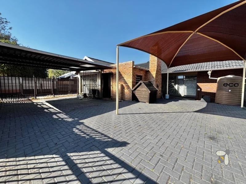 3 bedroom house with flat to rent Secunda, family home with pool for rent, rental with bachelor flat and carports, property with JoJo tank and braai, spacious rental home.