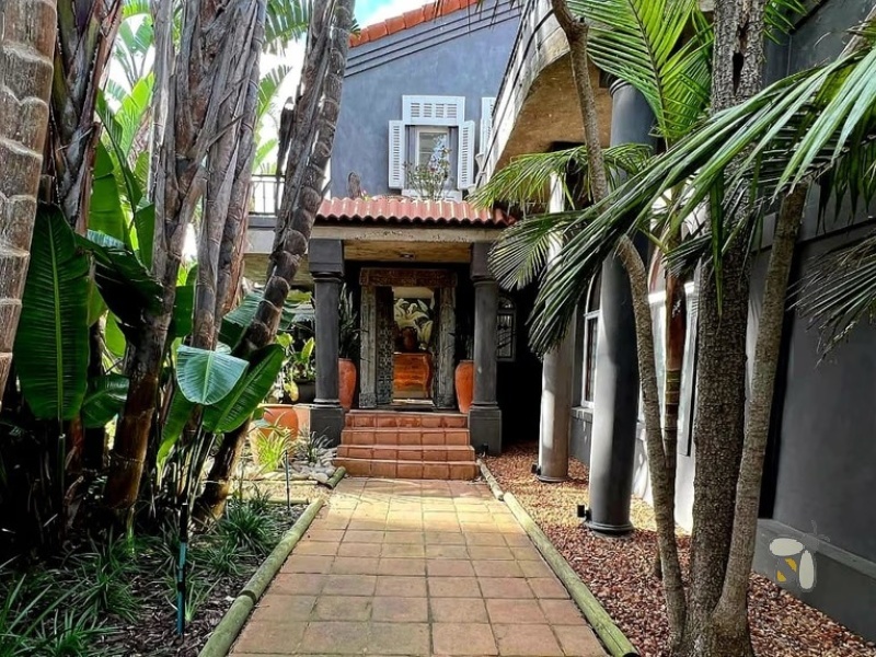 5 bedroom house for sale Linkside Mossel Bay, luxury coastal home with flatlet, house with solar and inverter system, north facing property Garden Route, en-suite bedrooms Mossel Bay.