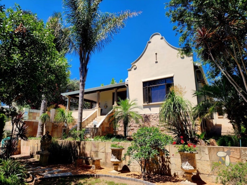 Historical home for sale Mossel Bay, 3 bedroom house with flatlet Linkside, prestigious property with wine cellar, house with pool and scullery, prime investment Mossel Bay heritage.