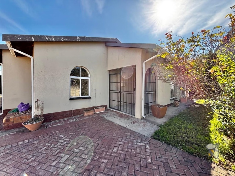 4 bedroom house for sale Secunda, family home with pool, spacious property with ample parking, house in peaceful neighbourhood, well-kept home for sale.