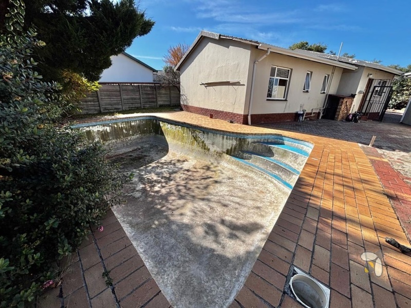 4 bedroom house for sale Secunda, family home with pool, spacious property with ample parking, house in peaceful neighbourhood, well-kept home for sale.