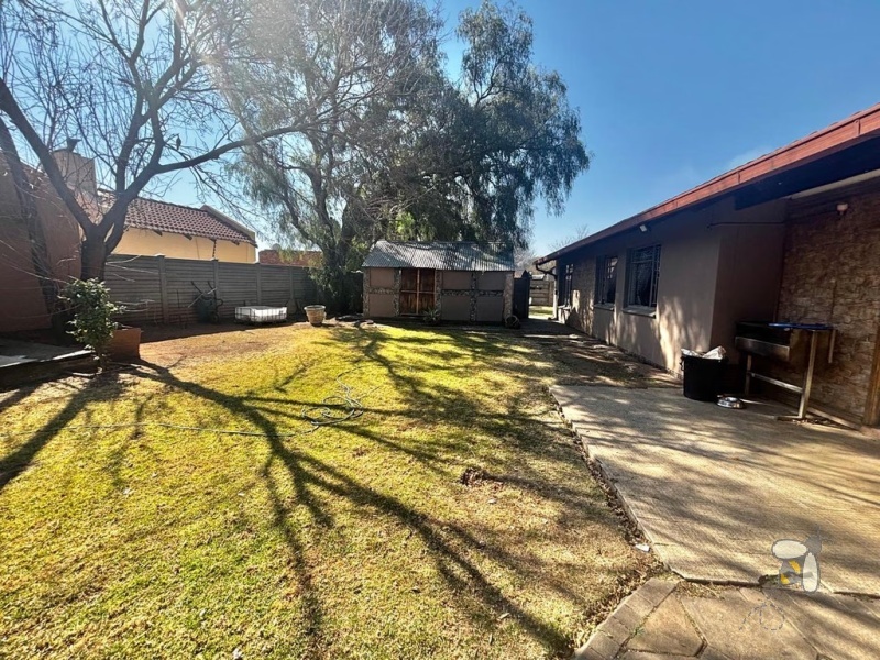 4 bedroom house to let Secunda, family rental with lapa and garden, house with JoJo tank backup water, well-maintained property near schools, spacious home with double garage.