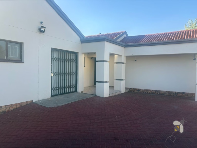 3 bedroom house for rent Secunda, pet-friendly rental Secunda, rental with prepaid electricity included, affordable elegance family home, house with private garden to let.