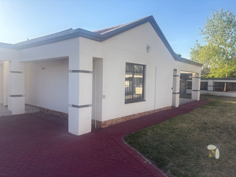 3 bedroom house for rent Secunda, pet-friendly rental Secunda, rental with prepaid electricity included, affordable elegance family home, house with private garden to let.