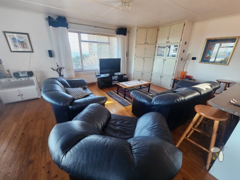 2 bedroom house to let Dana Bay Mossel Bay, furnished rental with inverter, house with sea view to rent, coastal rental not pet friendly, rental available June.