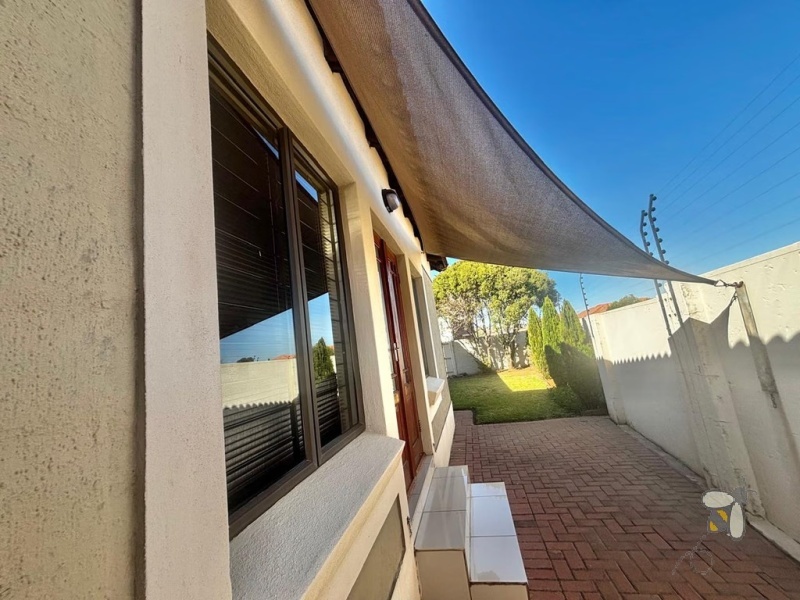 3 bedroom house to let with double garage, modern family rental with scullery, secure home with electric fencing, practical 3BR rental.