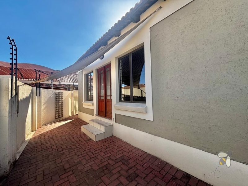 3 bedroom house to let with double garage, modern family rental with scullery, secure home with electric fencing, practical 3BR rental.